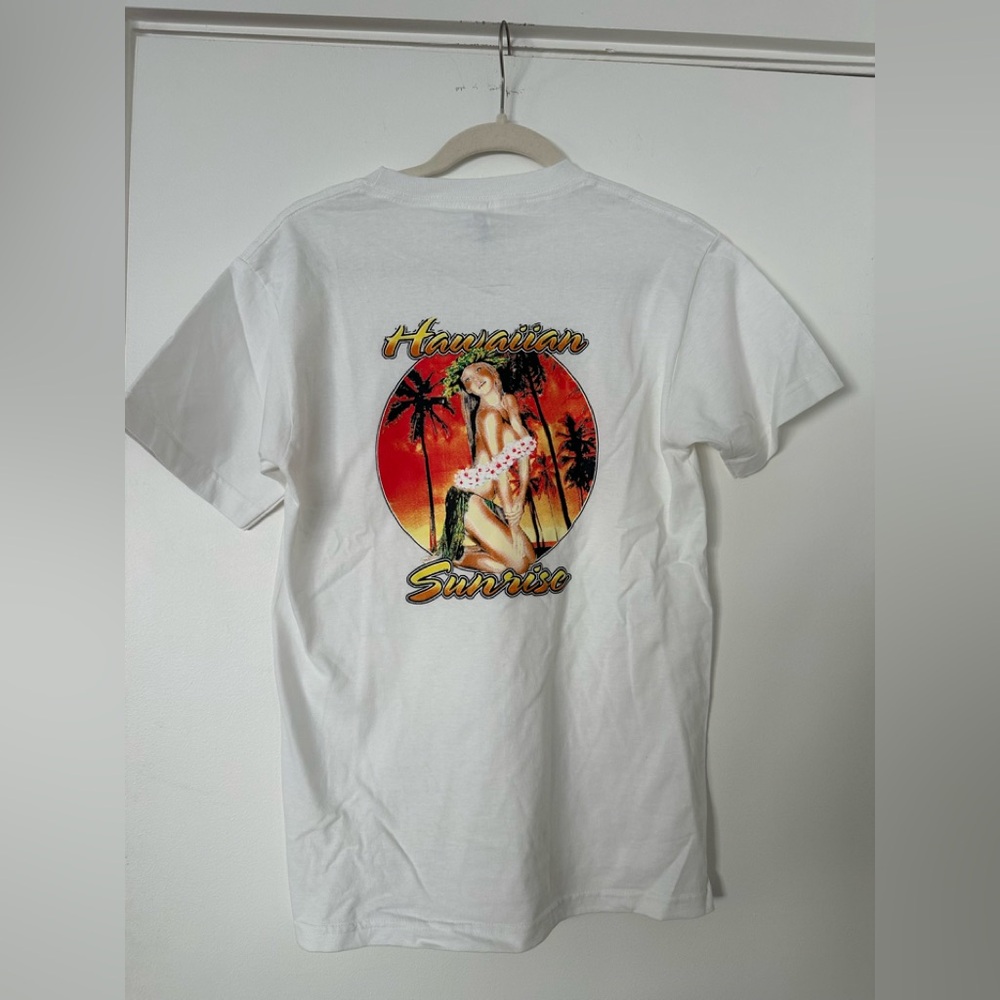 Vintage Style Hawaiian Sunrise Graphic T-Shirt – Pin-Up Girl  – Size S